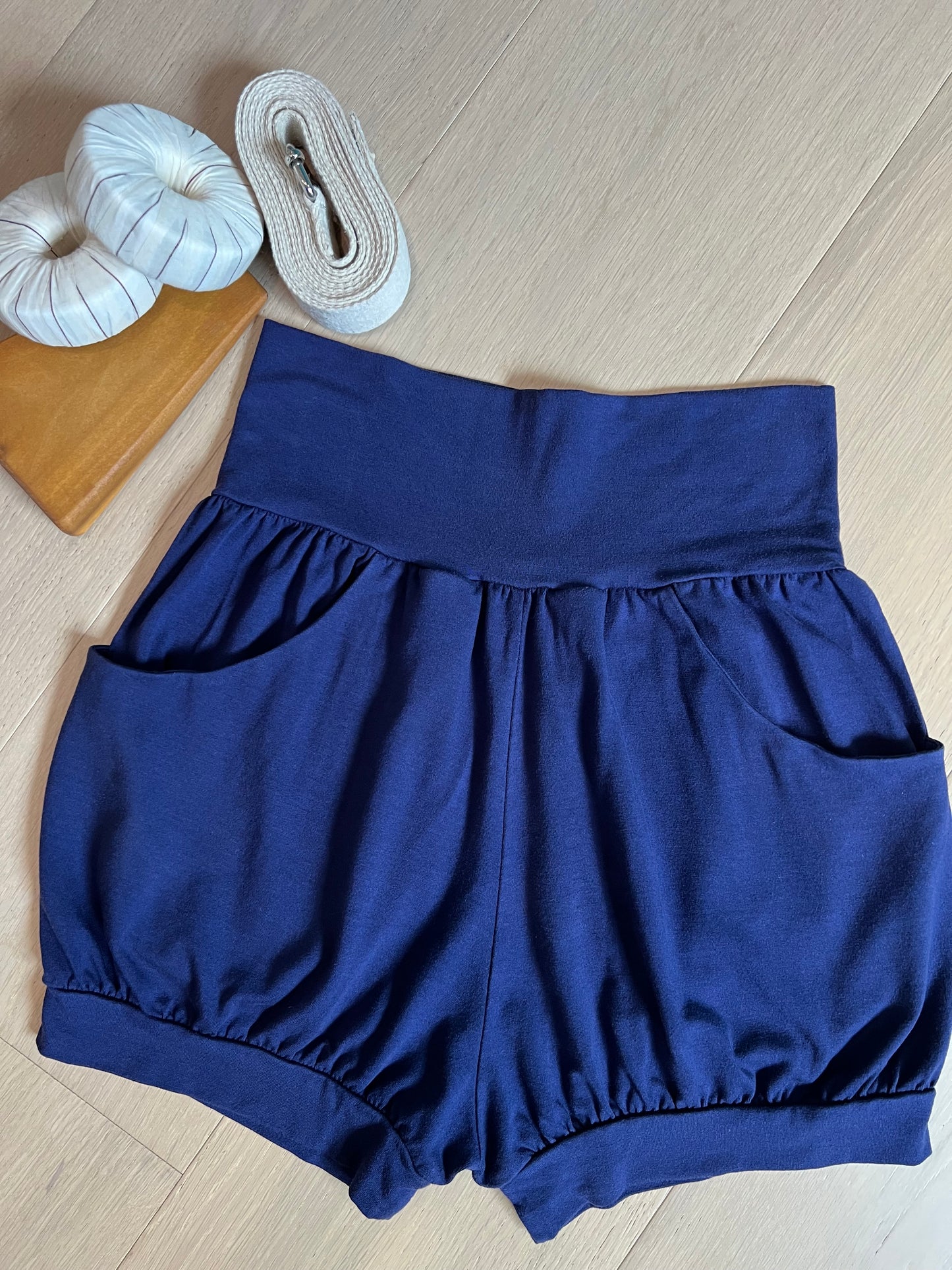 Pocket Yoga Shorts - Eclipse (Refibra™ TENCEL™)