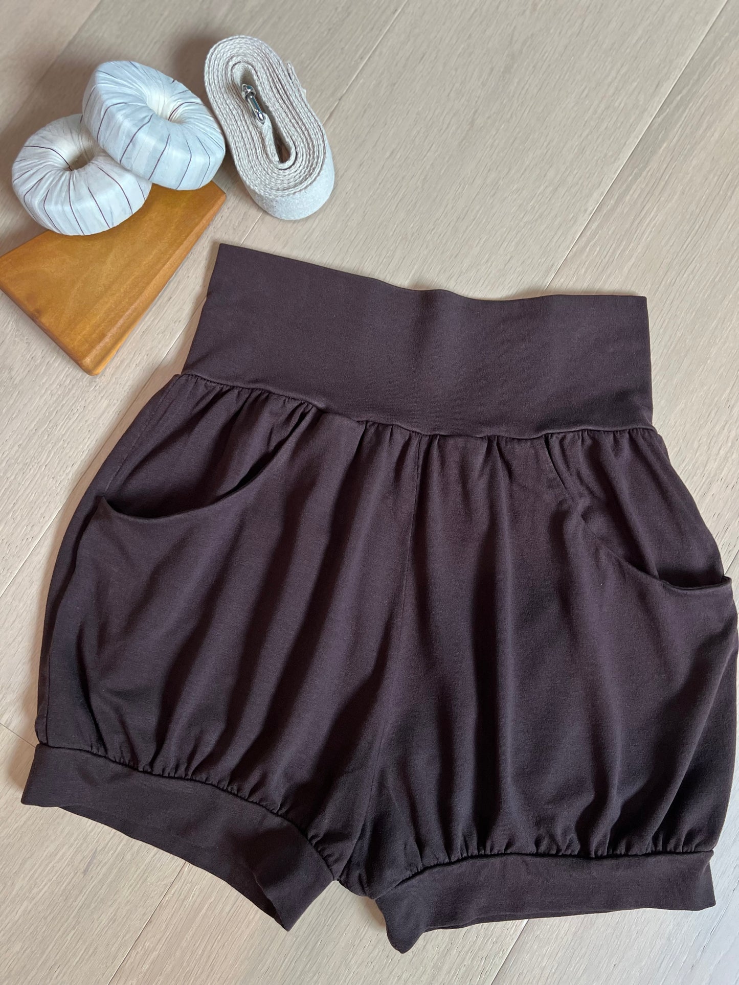 Pocket Yoga Shorts - Dark Chocolate (Refibra™ TENCEL™)
