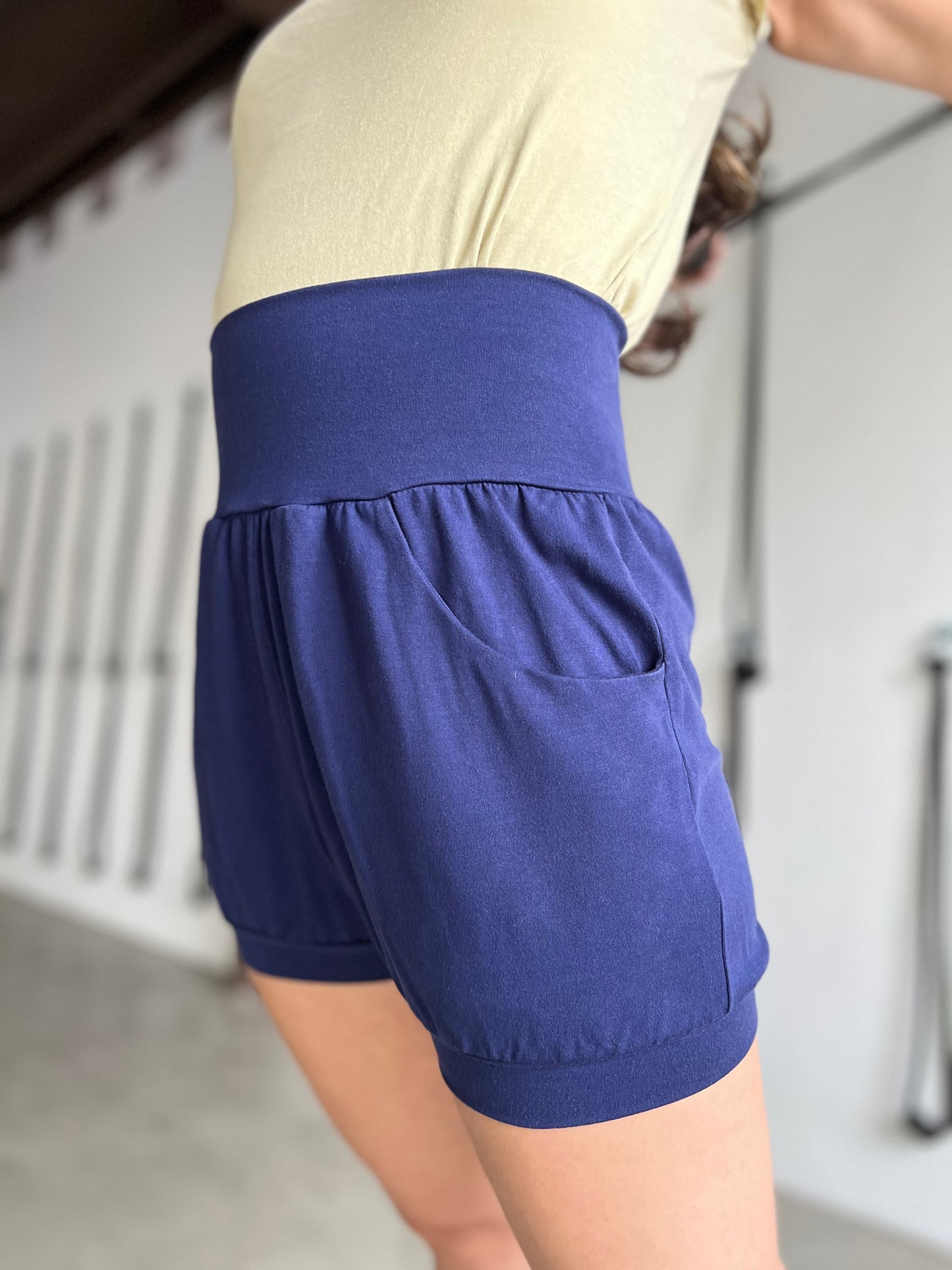 Pocket Yoga Shorts - Eclipse (Refibra™ TENCEL™)