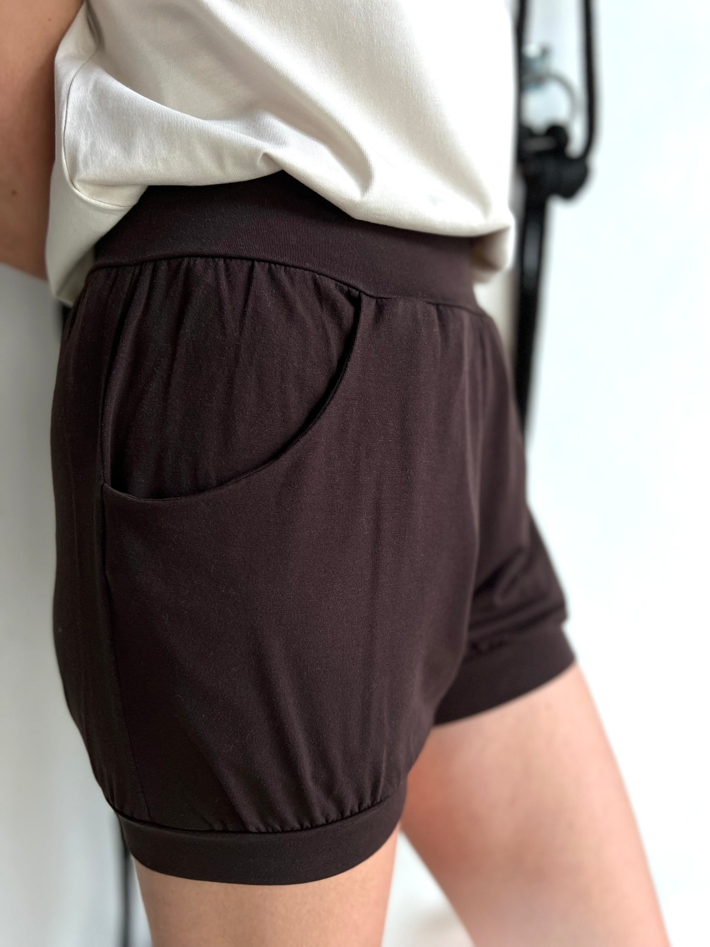 Pocket Yoga Shorts - Dark Chocolate (Refibra™ TENCEL™)