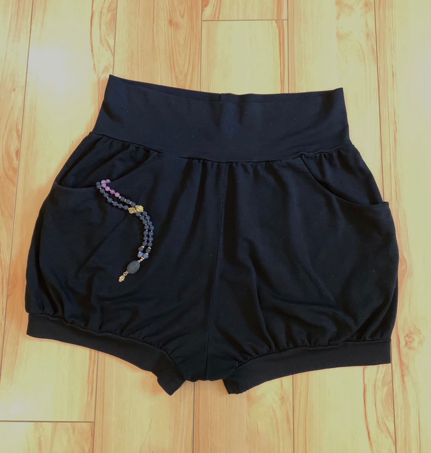 Pocket Yoga Shorts - Black (Refibra™ TENCEL™ Blend)