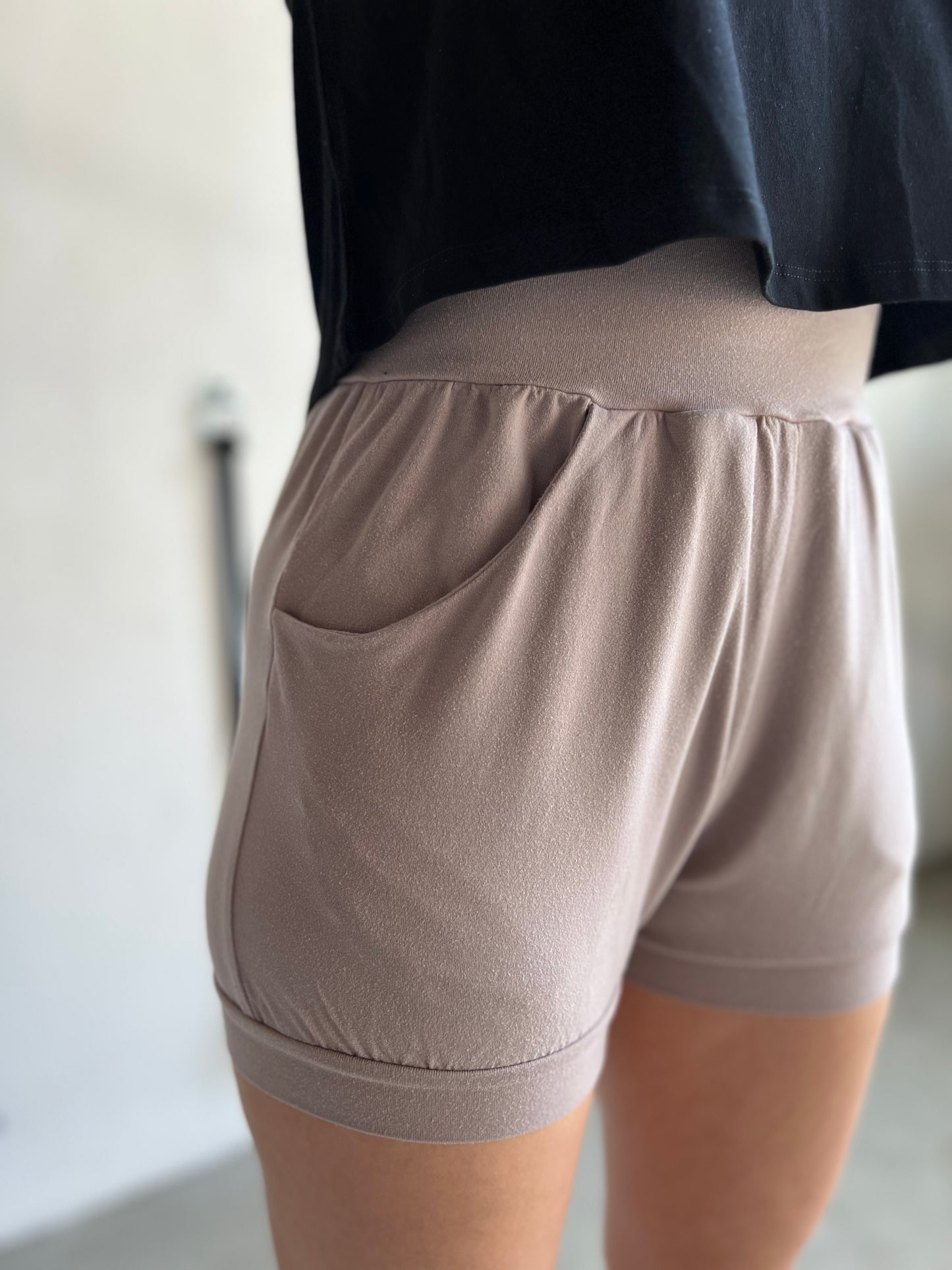 Pocket Yoga Shorts - Taupe (Refibra™ TENCEL™ Blend)