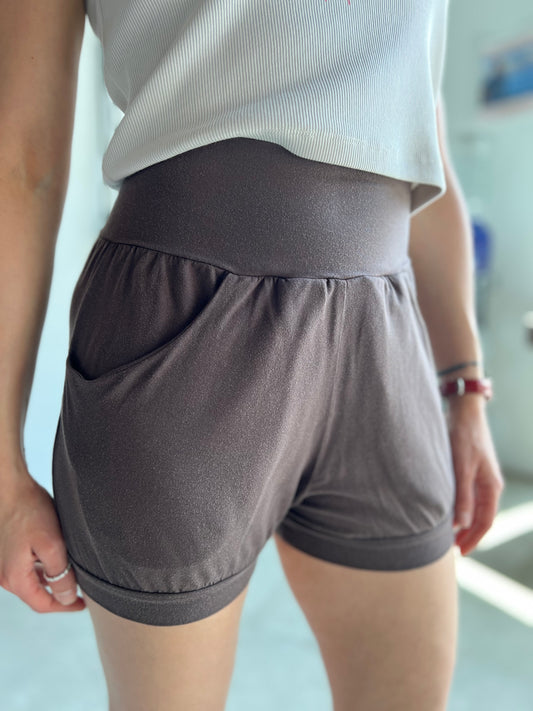 Pocket Yoga Shorts - Chocolate (Refibra™ TENCEL™ Blend)